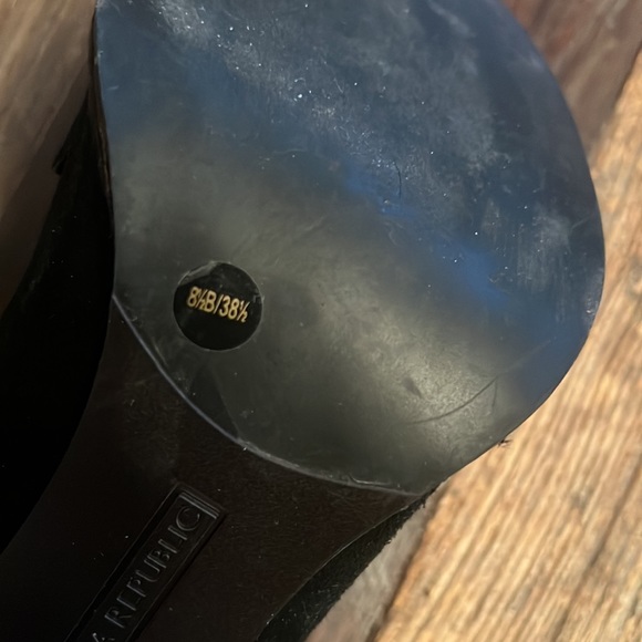 Banana Republic heeled loafer in black suede - Picture 6 of 6